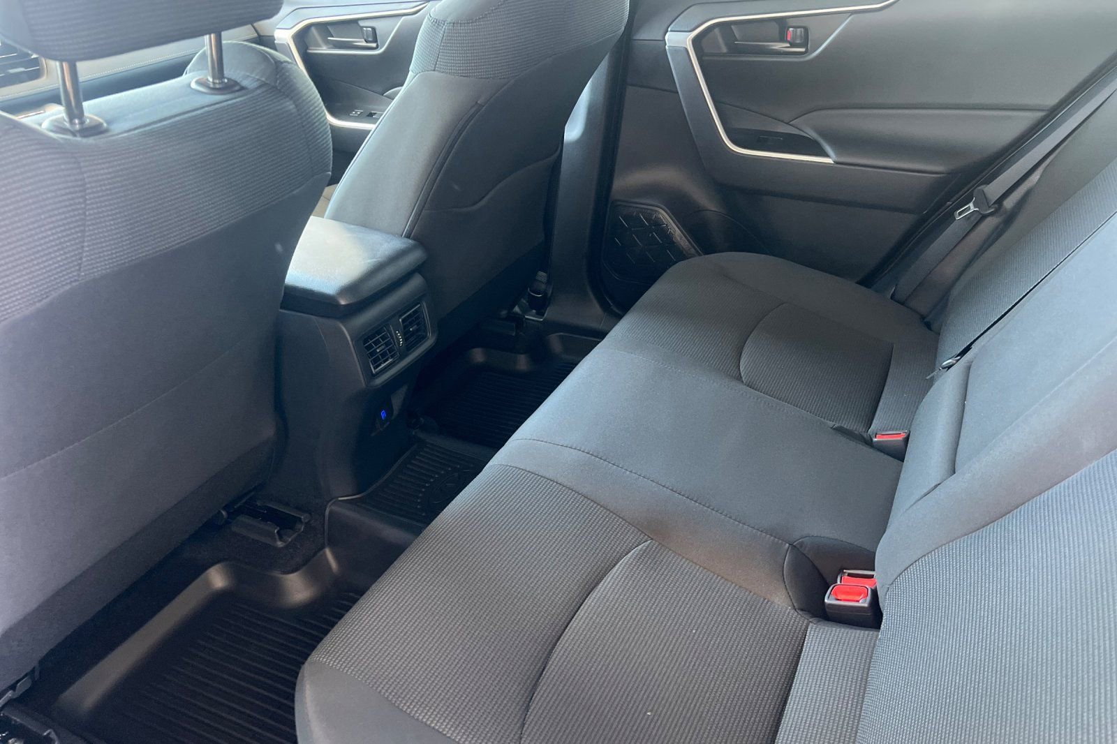Used 2025 Toyota RAV4 LE AWD/4WD image 9