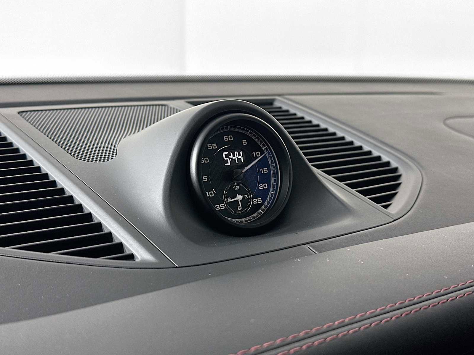 Certified 2025 Porsche Macan image 17
