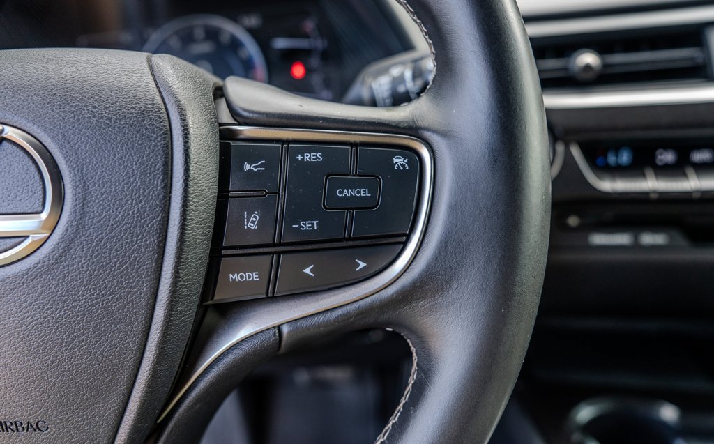 Used 2019 Lexus UX 200 FWD image 17
