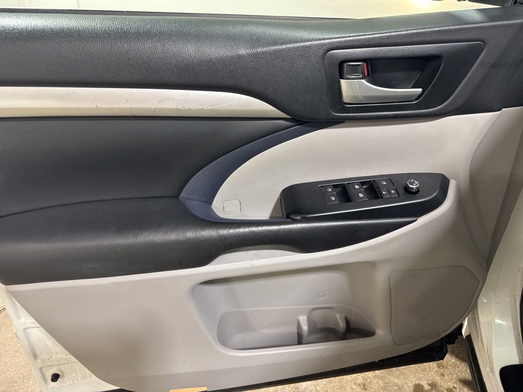 Used 2019 Toyota Highlander XLE AWD/4WD image 17