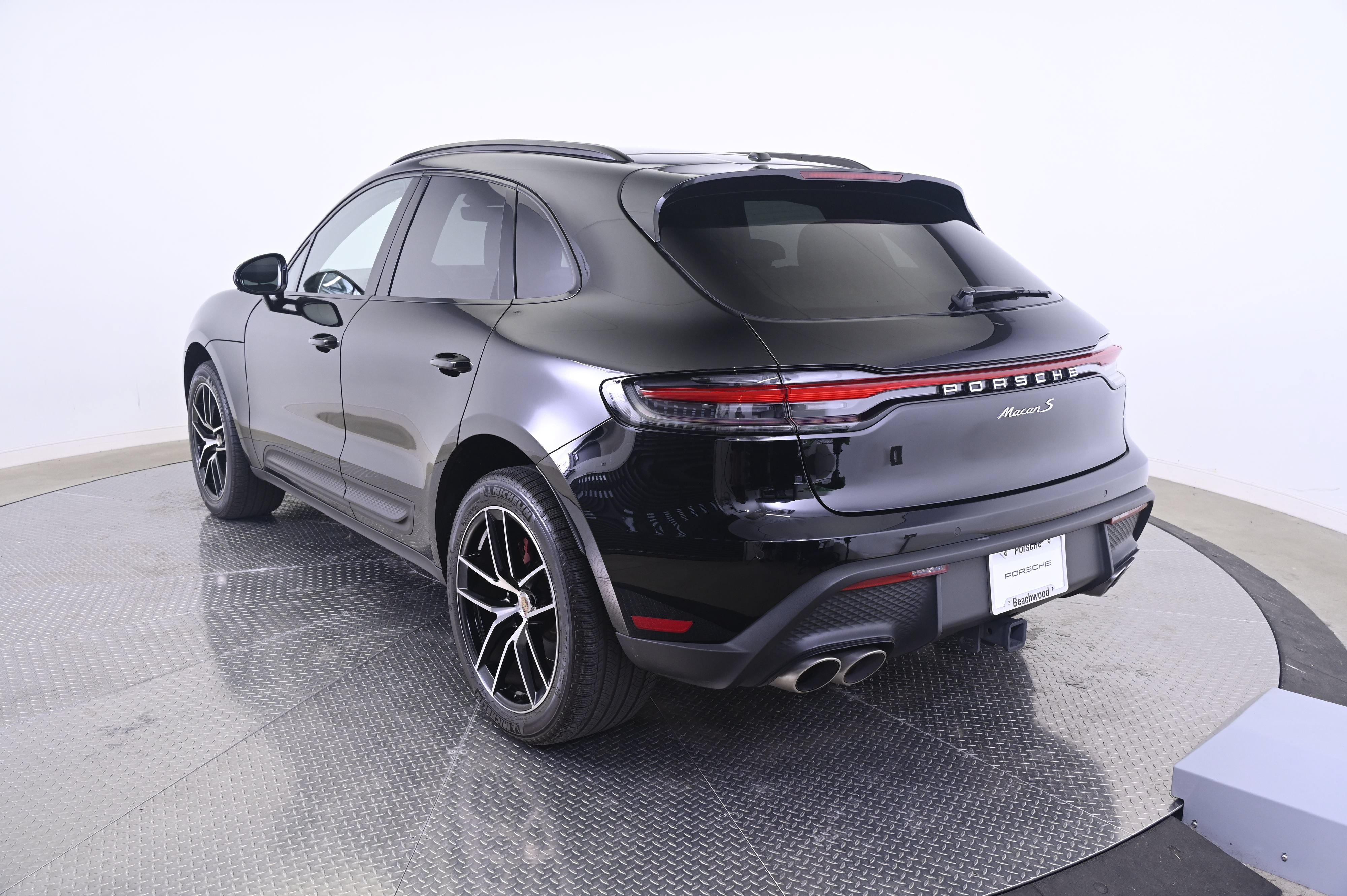 Certified 2024 Porsche Macan S AWD/4WD image 3