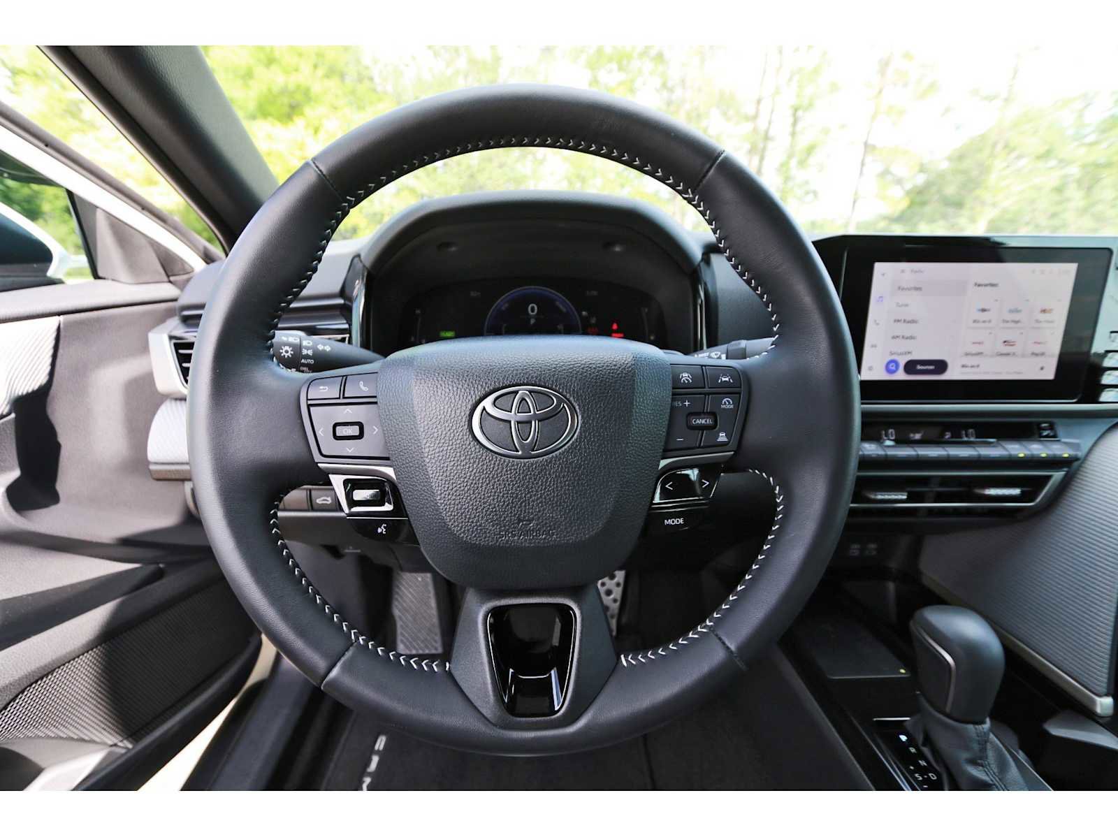 Used 2025 Toyota Camry SE w/ Convenience Package image 13