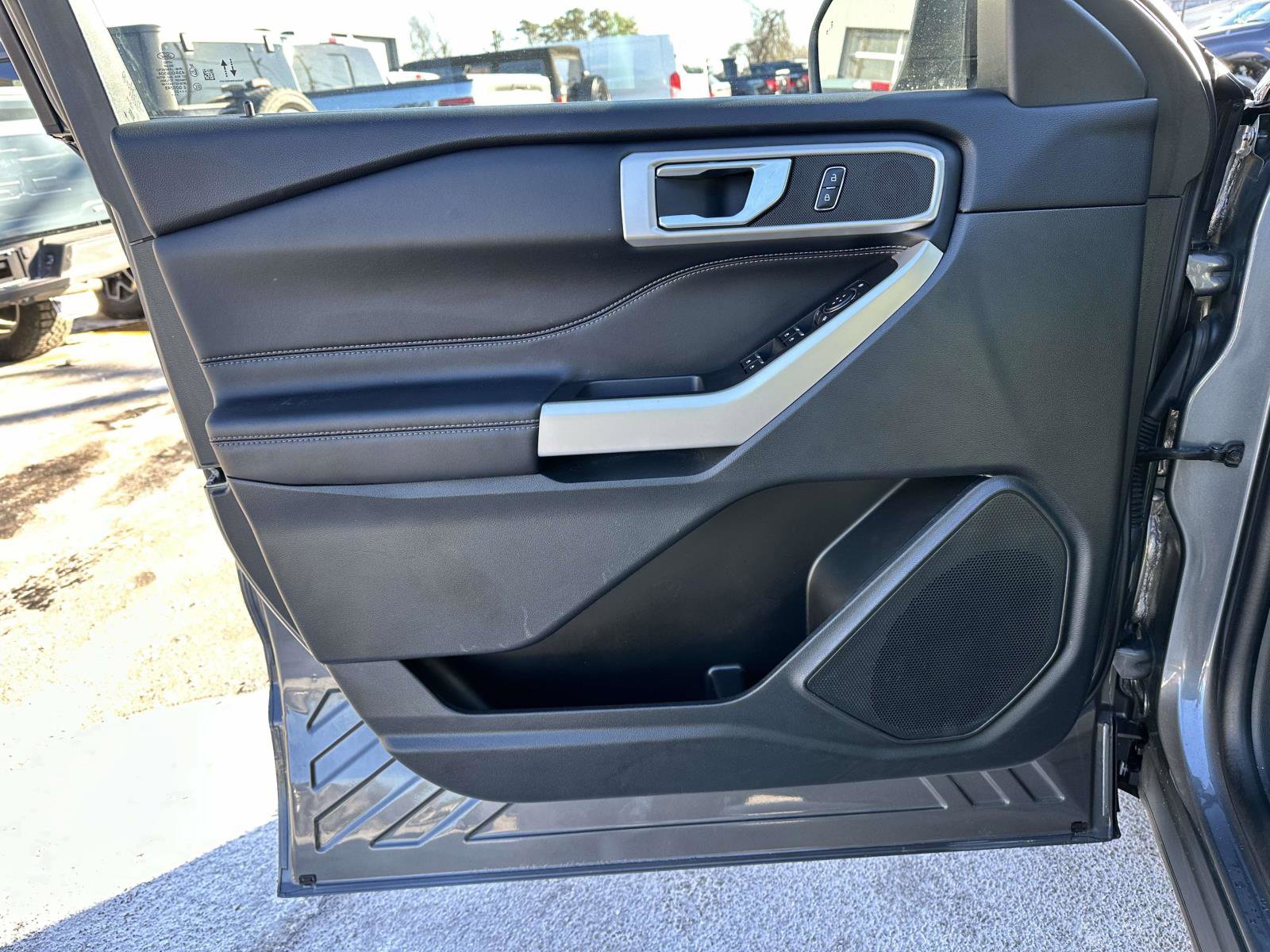 Used 2023 Ford Explorer XLT w/ Equipment Group 202A image 9