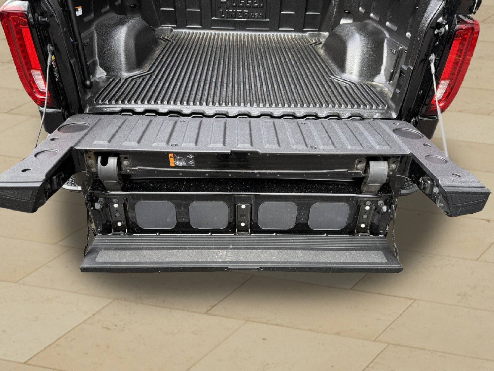 Certified 2025 GMC Sierra 1500 SLT image 16