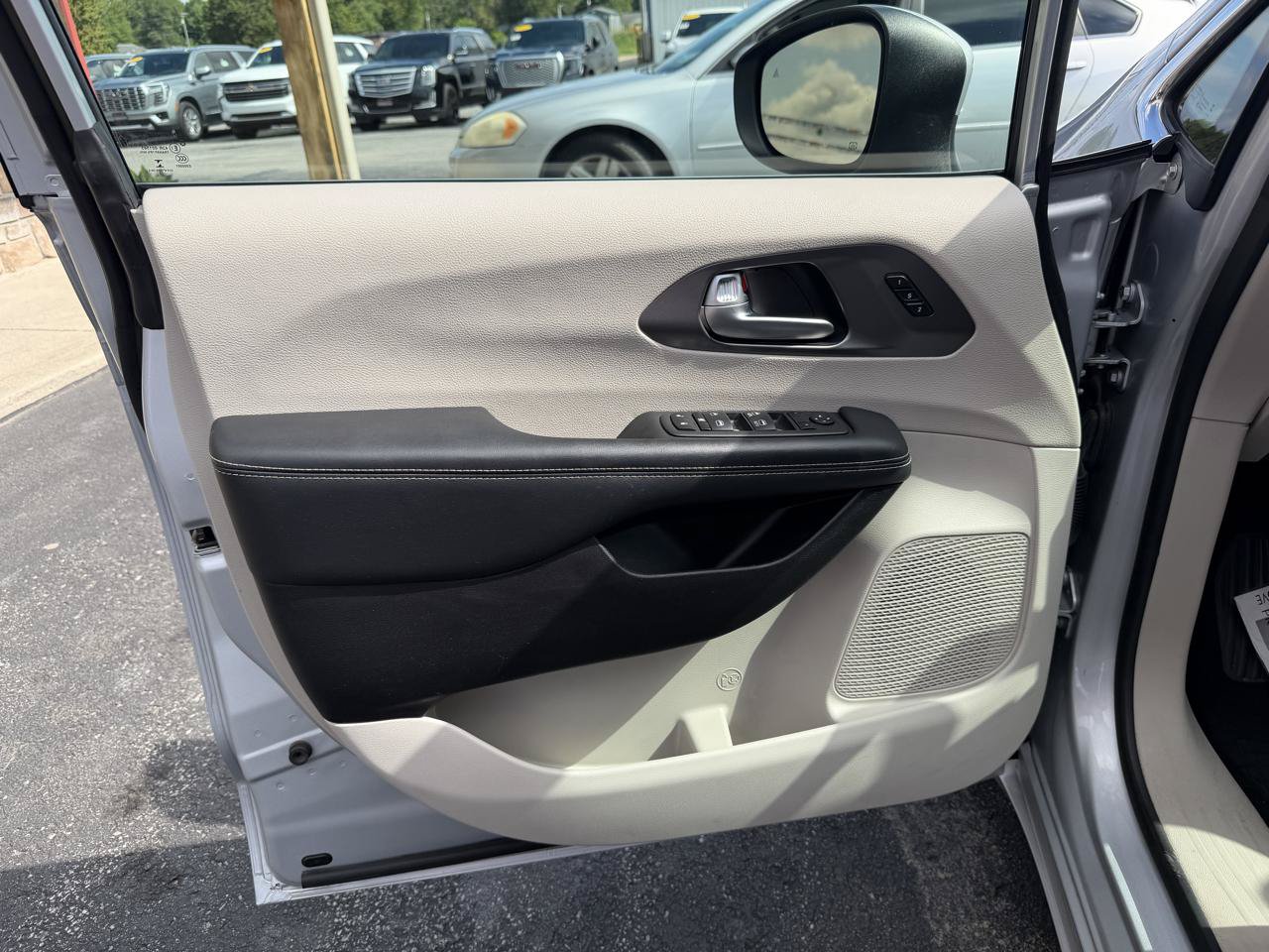 Used 2023 Chrysler Pacifica Touring-L FWD image 13