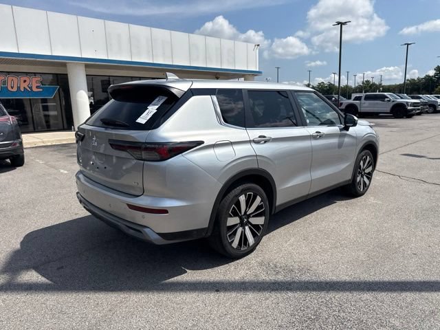 Used 2025 Mitsubishi Outlander SE FWD image 3