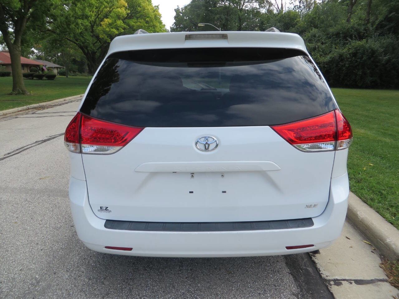 Used 2011 Toyota Sienna XLE image 4