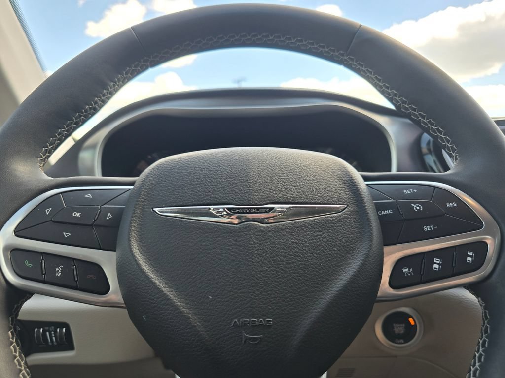Used 2023 Chrysler Pacifica Touring-L FWD image 22