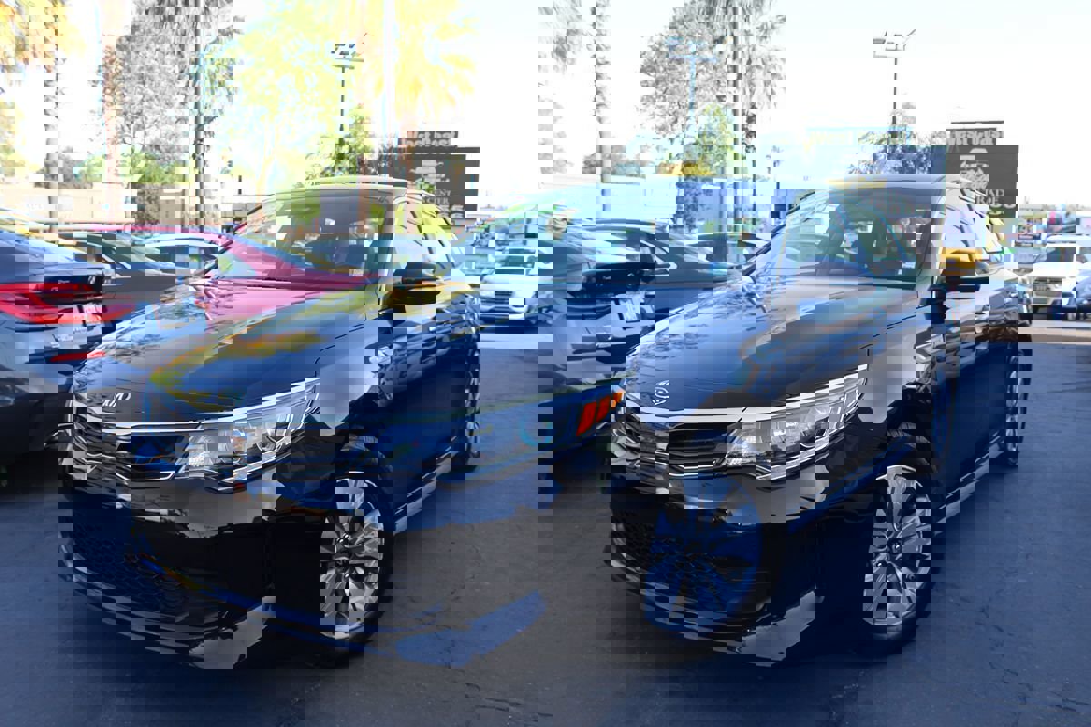 Used 2019 Kia Optima EX image 2