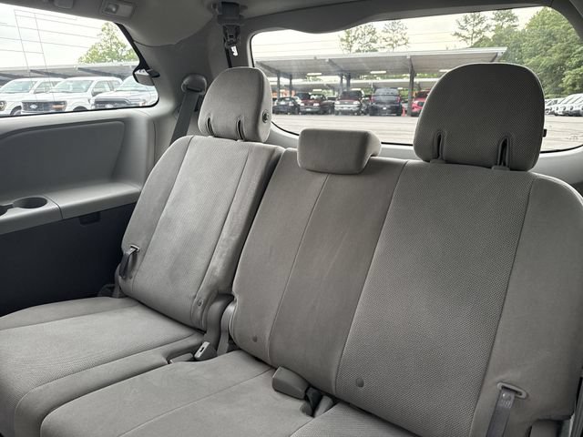 Used 2020 Toyota Sienna L FWD image 21