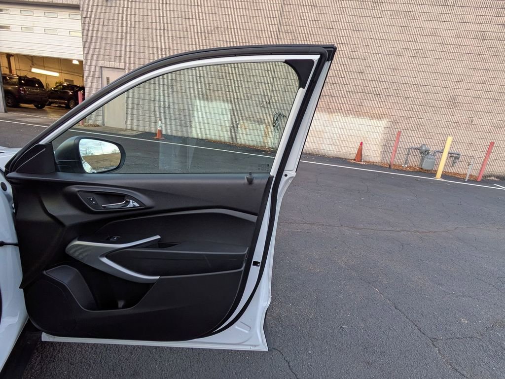 Used 2025 Chevrolet Trax LS image 27