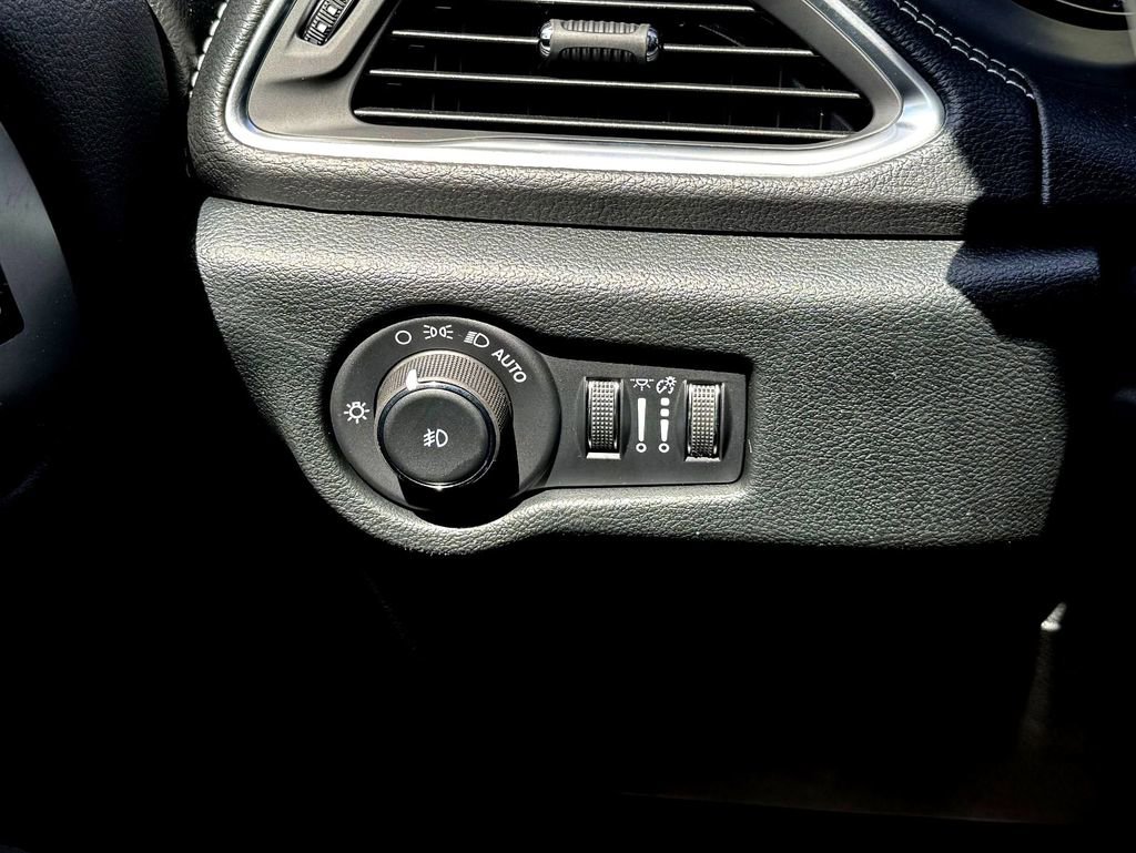 New 2026 Chrysler Pacifica Limited w/ Uconnect Theater Family Group image 17