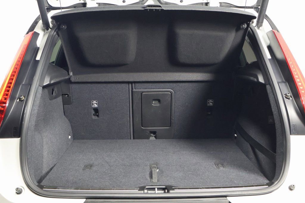 Used 2019 Volvo XC40 T5 R-Design image 14