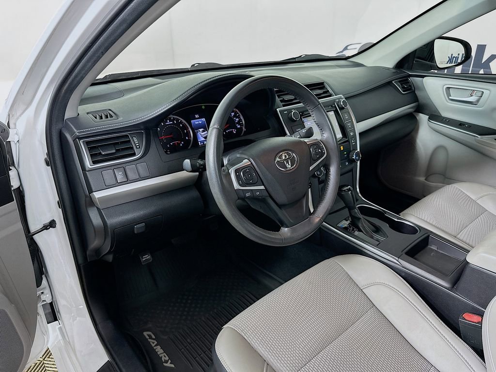 Used 2017 Toyota Camry SE w/ Moonroof Package image 10