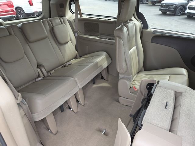 Used 2015 Chrysler Town & Country Touring FWD image 22