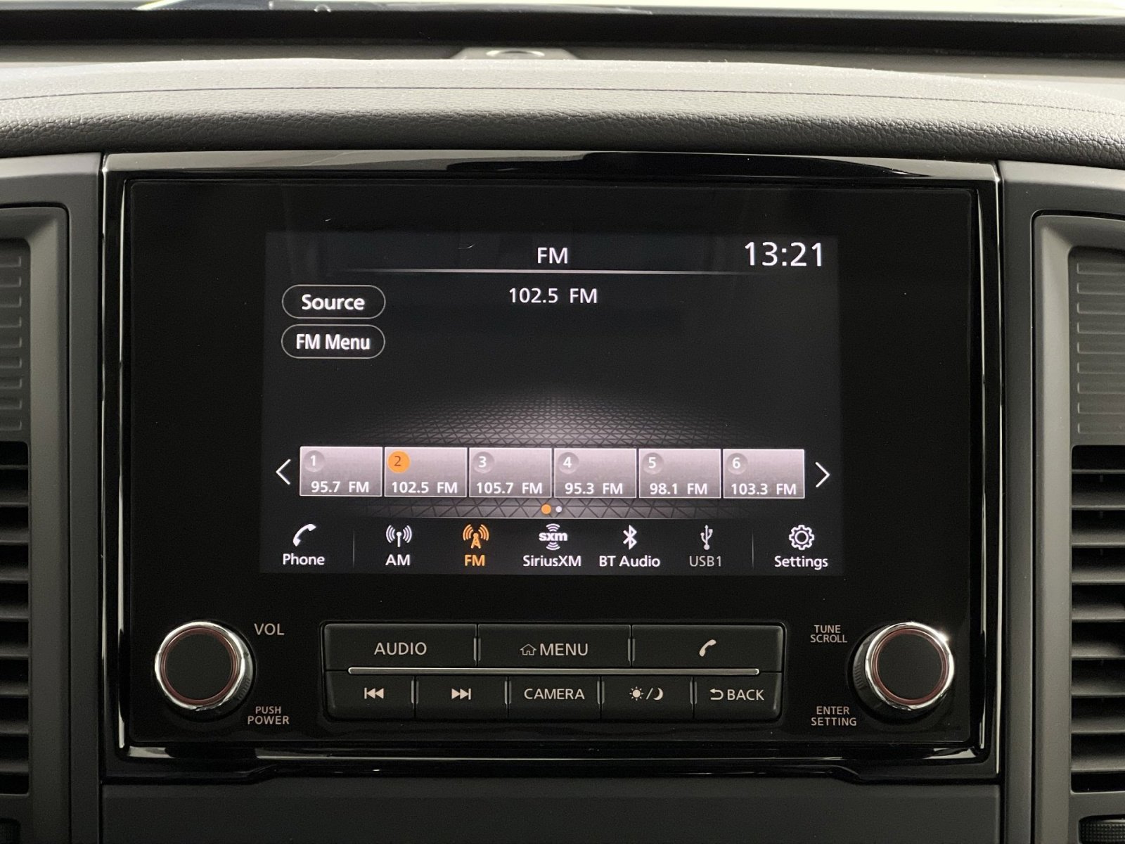 Used 2024 Nissan Titan SV w/ SV Convenience Package image 18