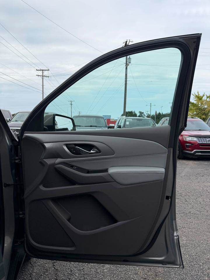 Used 2018 Chevrolet Traverse LT FWD image 18