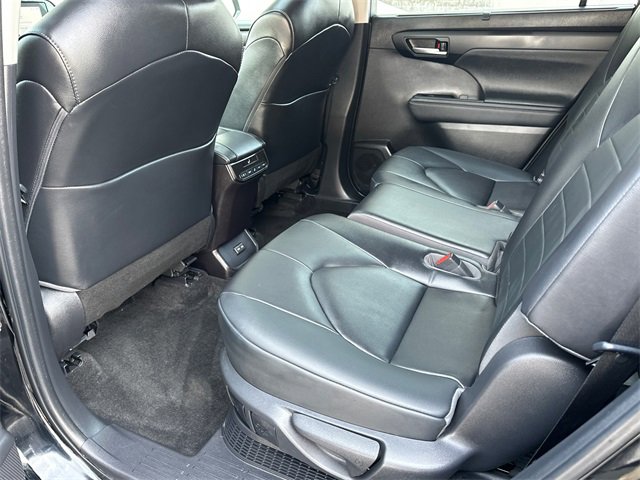 Used 2023 Toyota Highlander XLE image 19