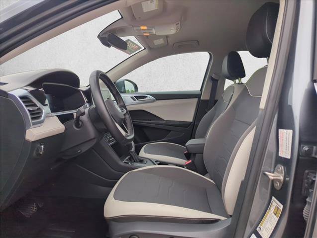 Used 2025 Volkswagen Taos SE FWD image 9