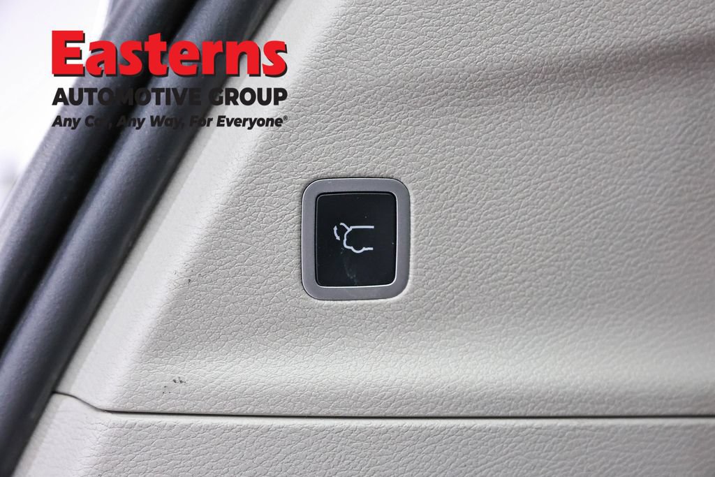 Used 2023 Chrysler Pacifica Touring-L FWD image 23