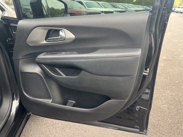 Used 2023 Chrysler Pacifica Limited w/ S Appearance Package AWD/4WD image 34