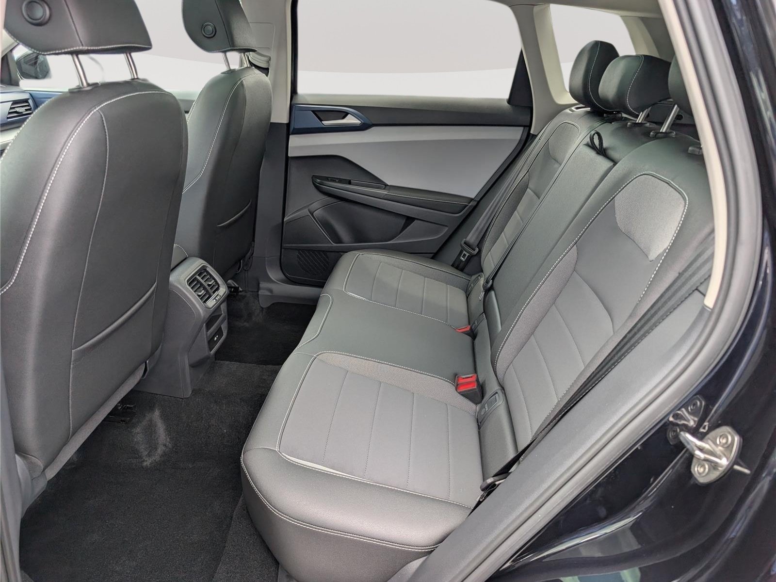 Used 2024 Volkswagen Taos SE w/ Panoramic Sunroof Package FWD image 15