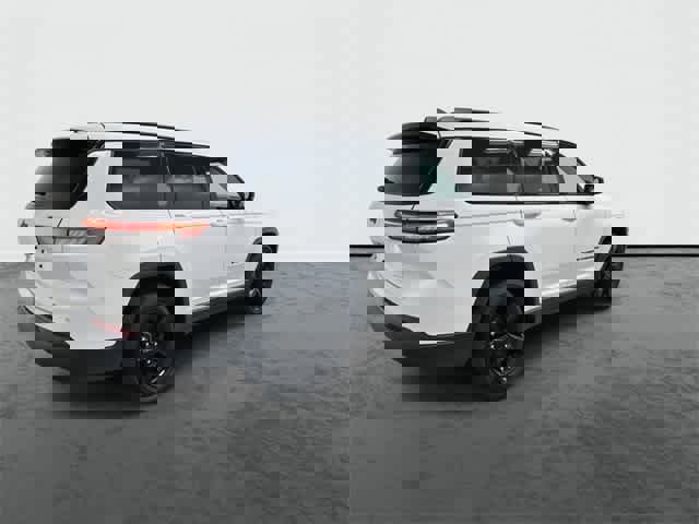 Used 2023 Jeep Grand Cherokee L Laredo image 4