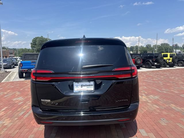 Used 2025 Chrysler Pacifica Limited FWD image 35