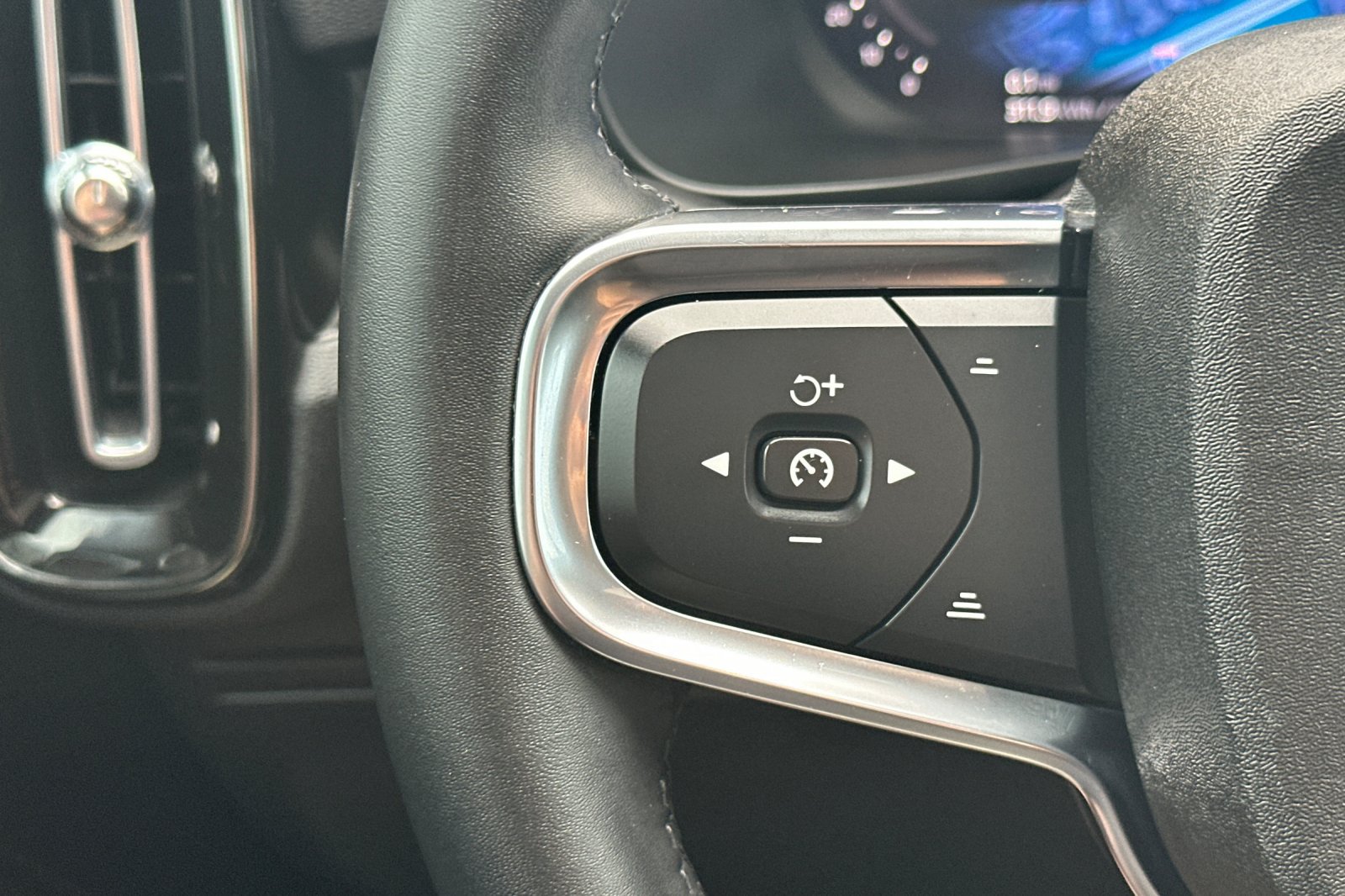 Certified 2023 Volvo C40 P8 Recharge Ultimate w/ Protection Package Premier AWD/4WD image 28