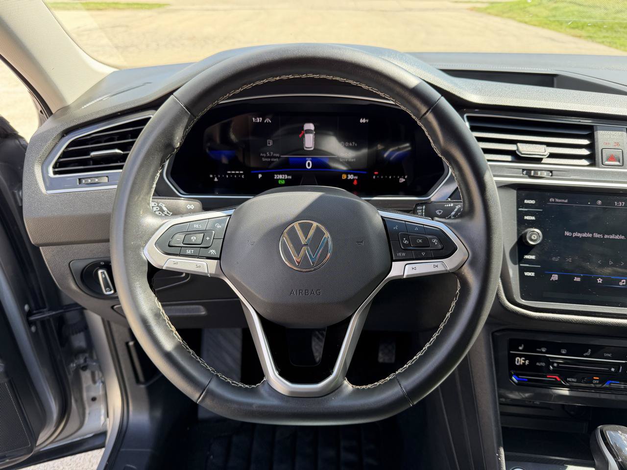 Used 2024 Volkswagen Tiguan SE w/ Panoramic Sunroof Package AWD/4WD image 16