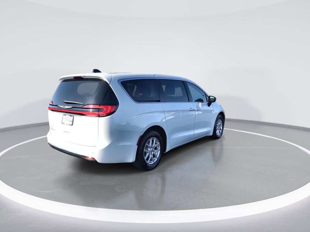 Used 2024 Chrysler Pacifica Touring-L FWD image 8