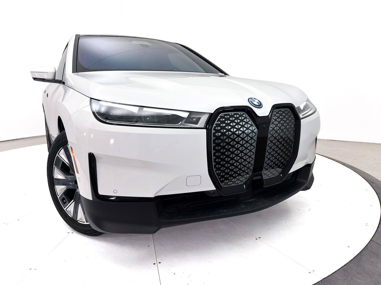 Used 2024 BMW iX xDrive50 w/ Premium Package AWD/4WD image 8