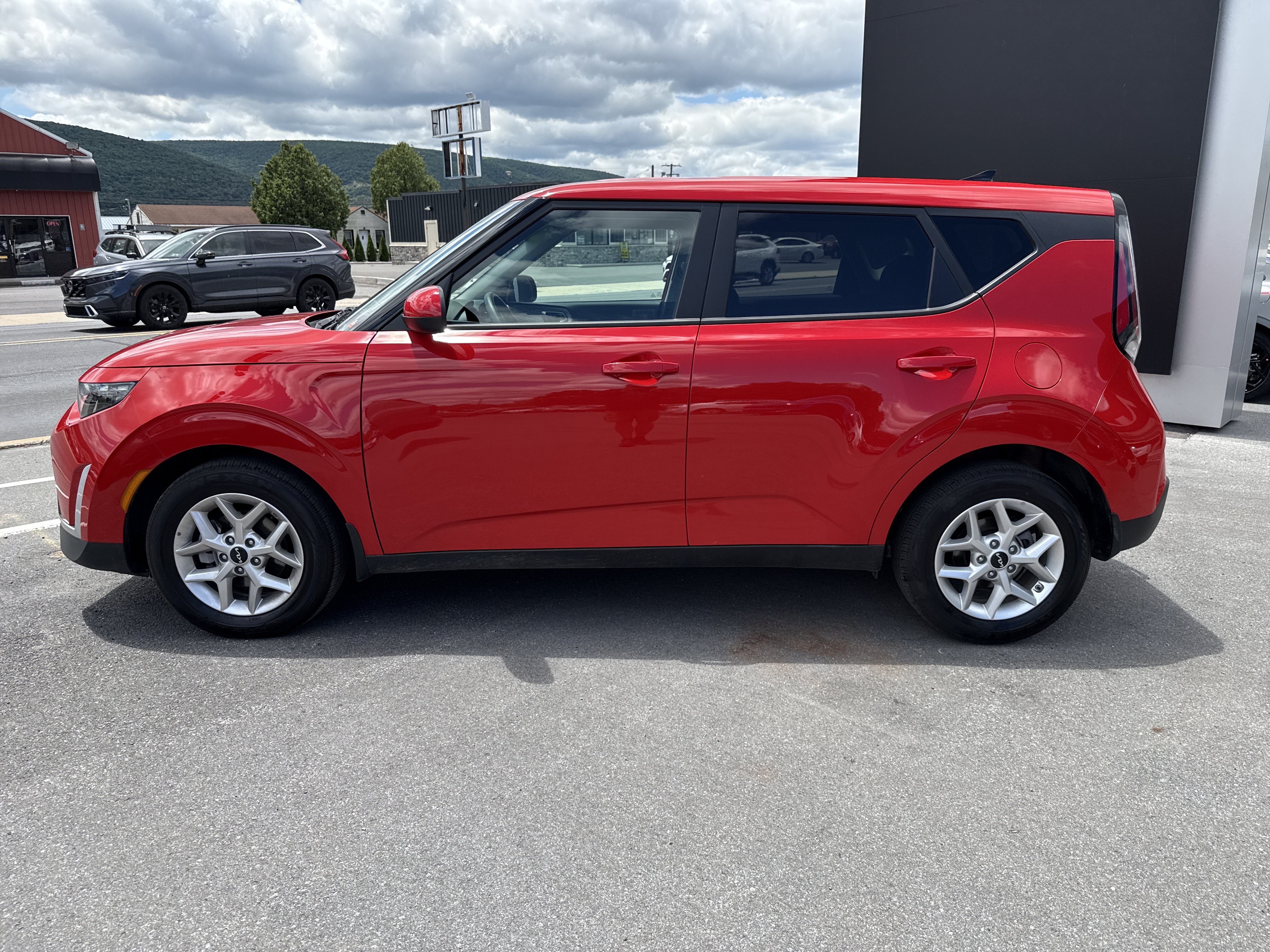 Certified 2025 Kia Soul LX w/ LX Technology Package FWD image 7
