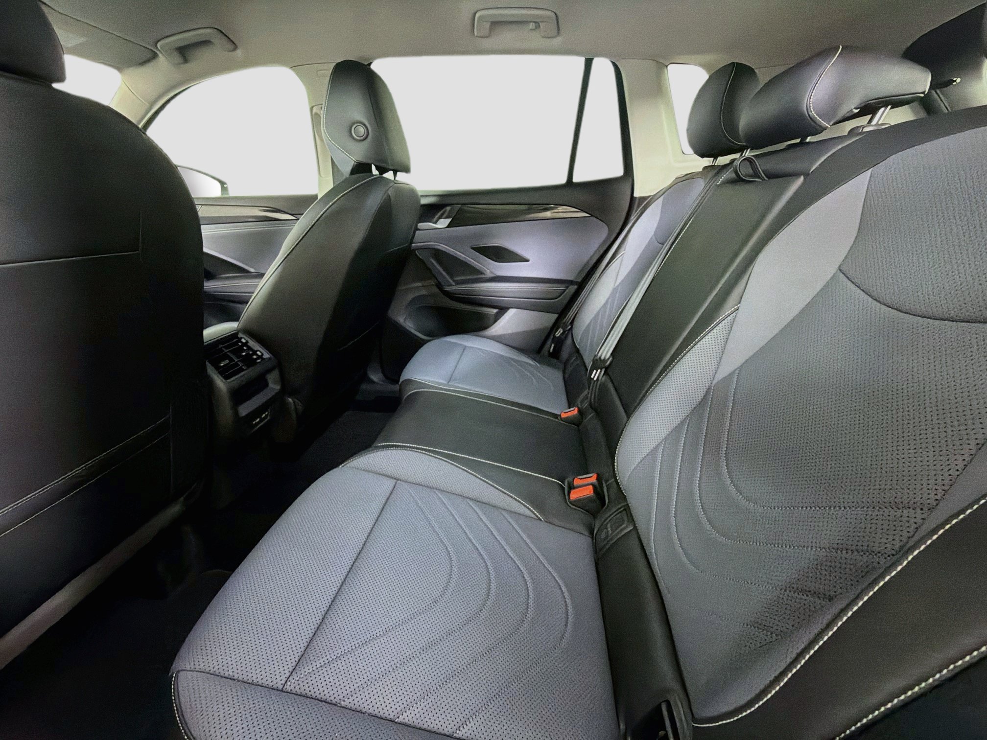 Used 2025 Volkswagen Tiguan SE FWD image 25