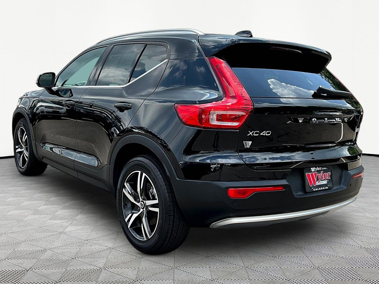 Used 2023 Volvo XC40 B5 Plus AWD/4WD image 4