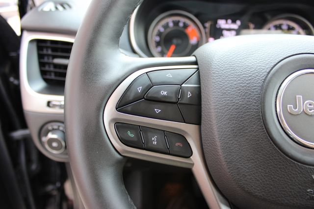 Used 2019 Jeep Cherokee Latitude Plus w/ Cold Weather Group AWD/4WD image 15