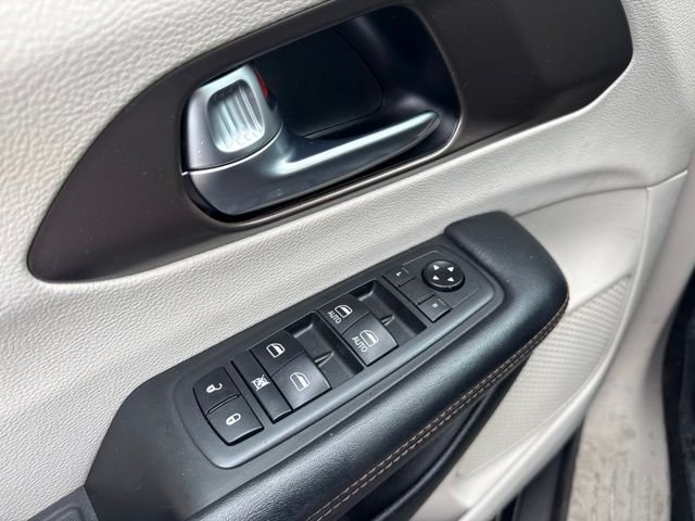 Used 2019 Chrysler Pacifica Touring-L FWD image 15