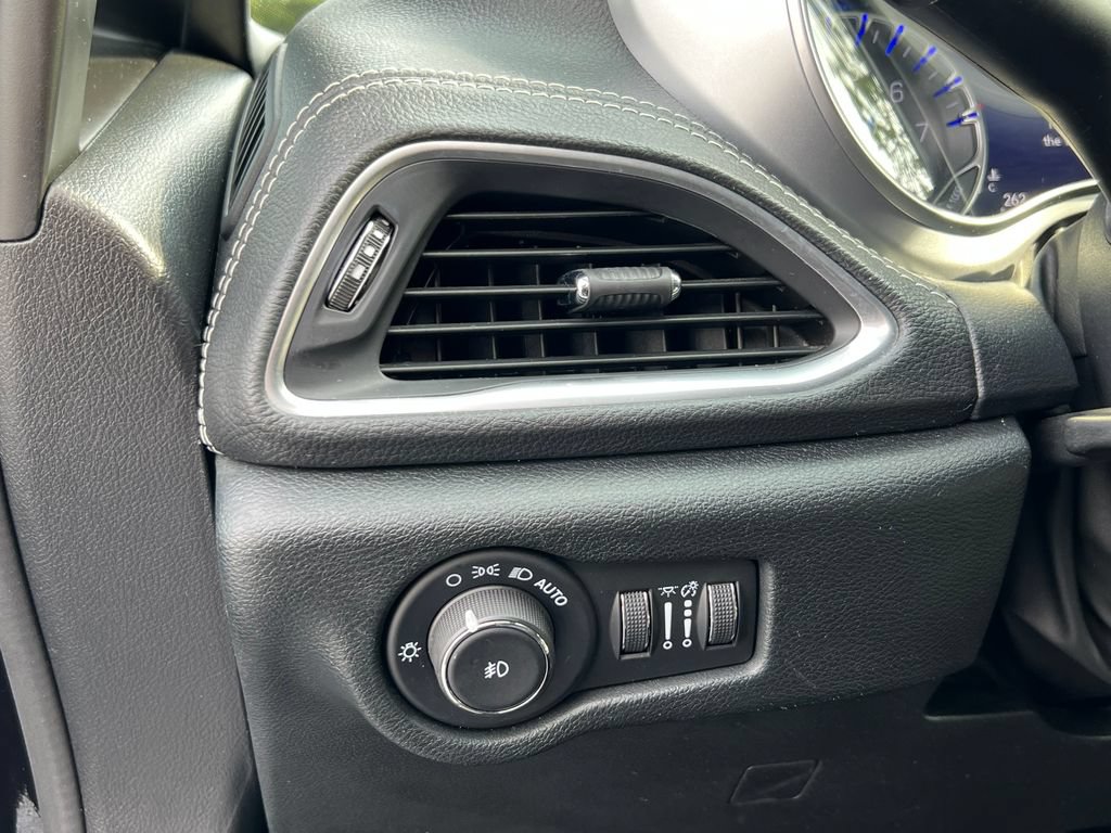 Used 2025 Chrysler Pacifica Limited FWD image 29