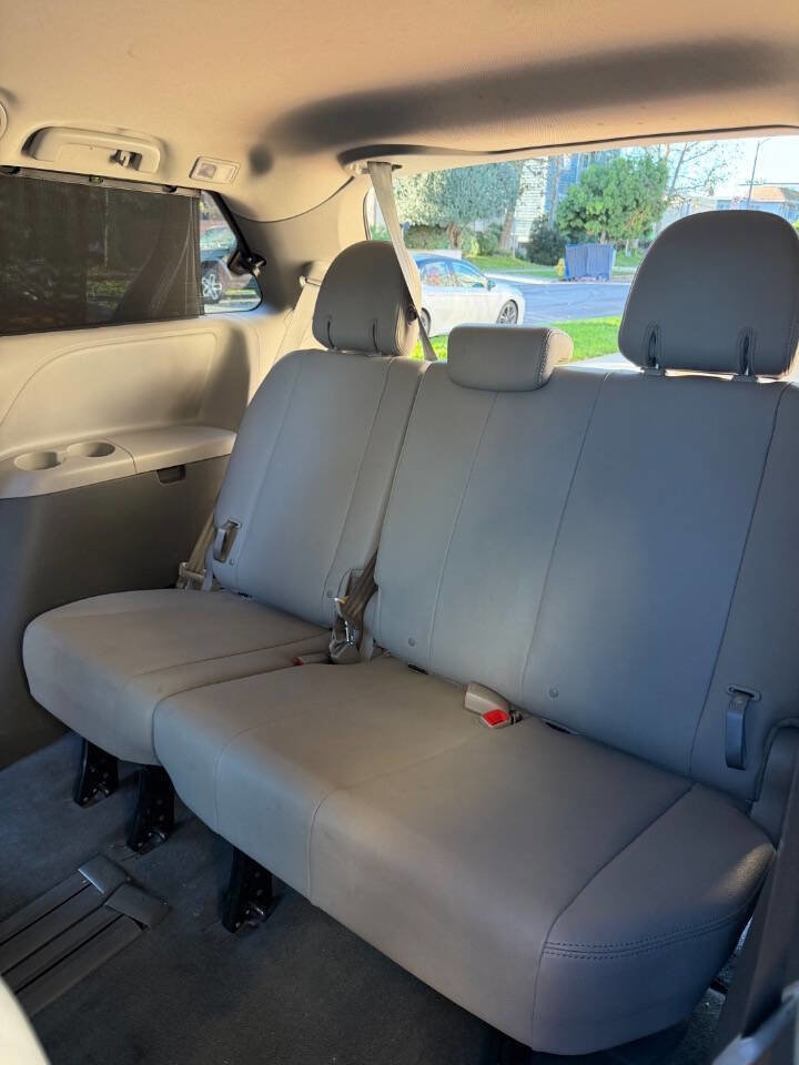 Used 2020 Toyota Sienna XLE w/ XLE Navigation Package image 23