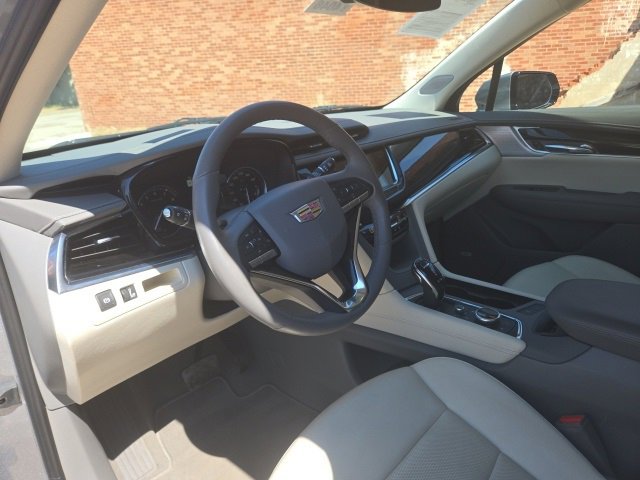 Certified 2025 Cadillac XT6 Premium Luxury image 8
