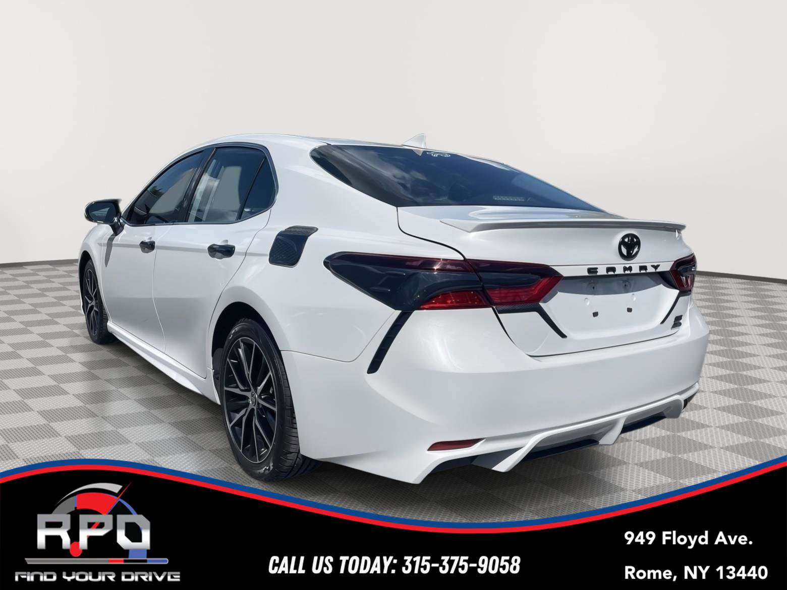 Used 2023 Toyota Camry SE image 3