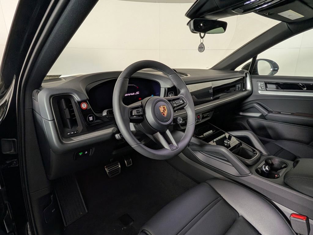 Certified 2025 Porsche Cayenne S image 4