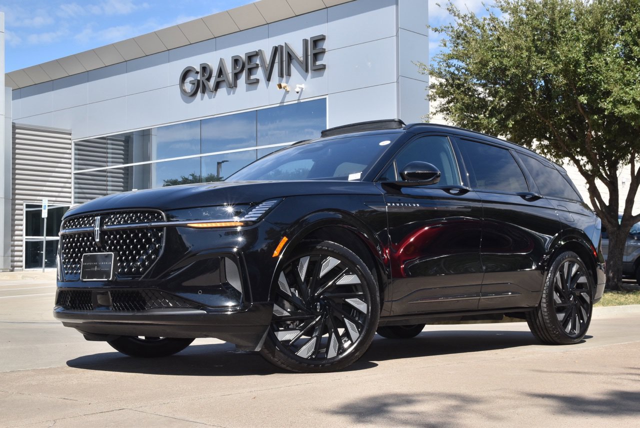 Certified 2025 Lincoln Nautilus Reserve w/ Jet Appearance Package AWD/4WD image 2