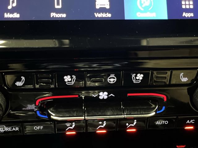 Used 2025 Jeep Grand Cherokee Limited w/ Luxury Tech Group II image 8