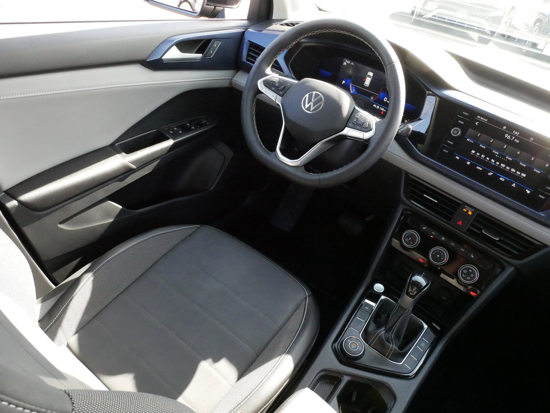 Certified 2023 Volkswagen Taos SE w/ Black Wheel Package image 9