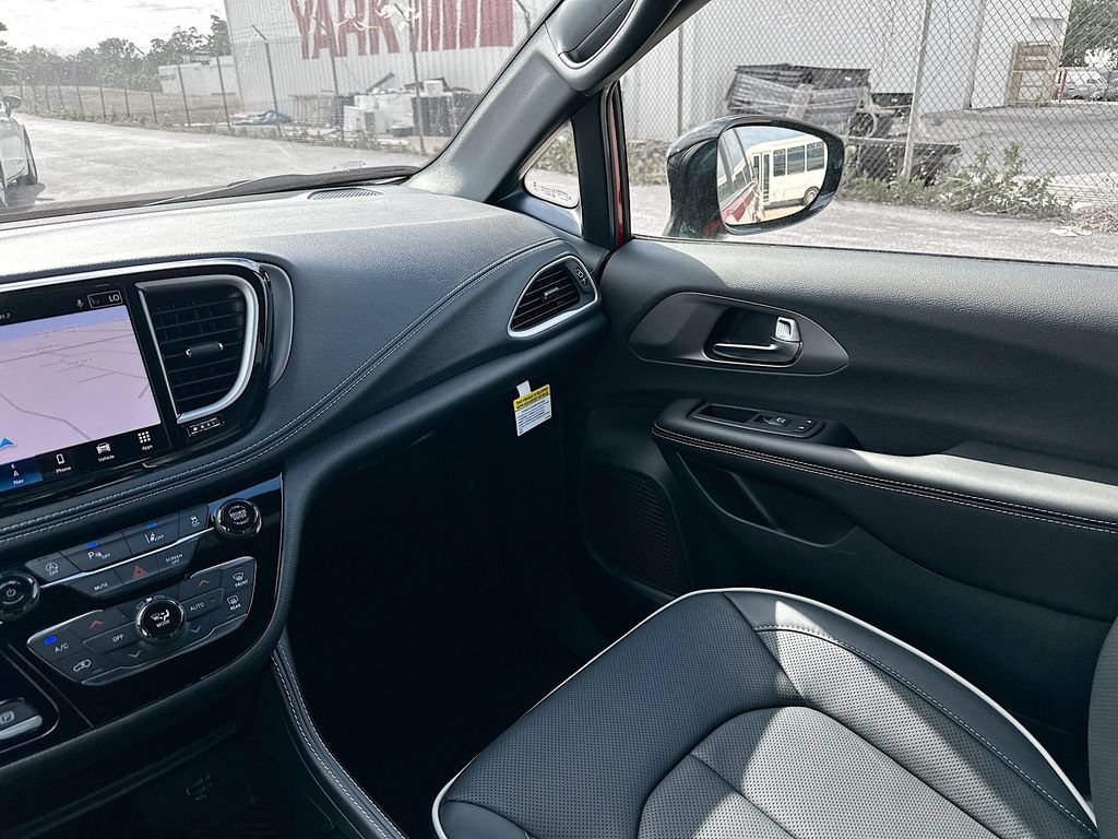 New 2027 Chrysler Pacifica Limited FWD image 31