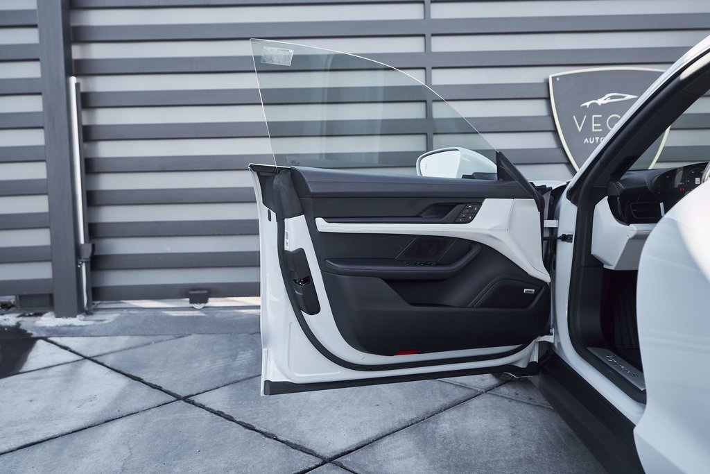 Used 2023 Porsche Taycan 4S w/ Premium Package image 28