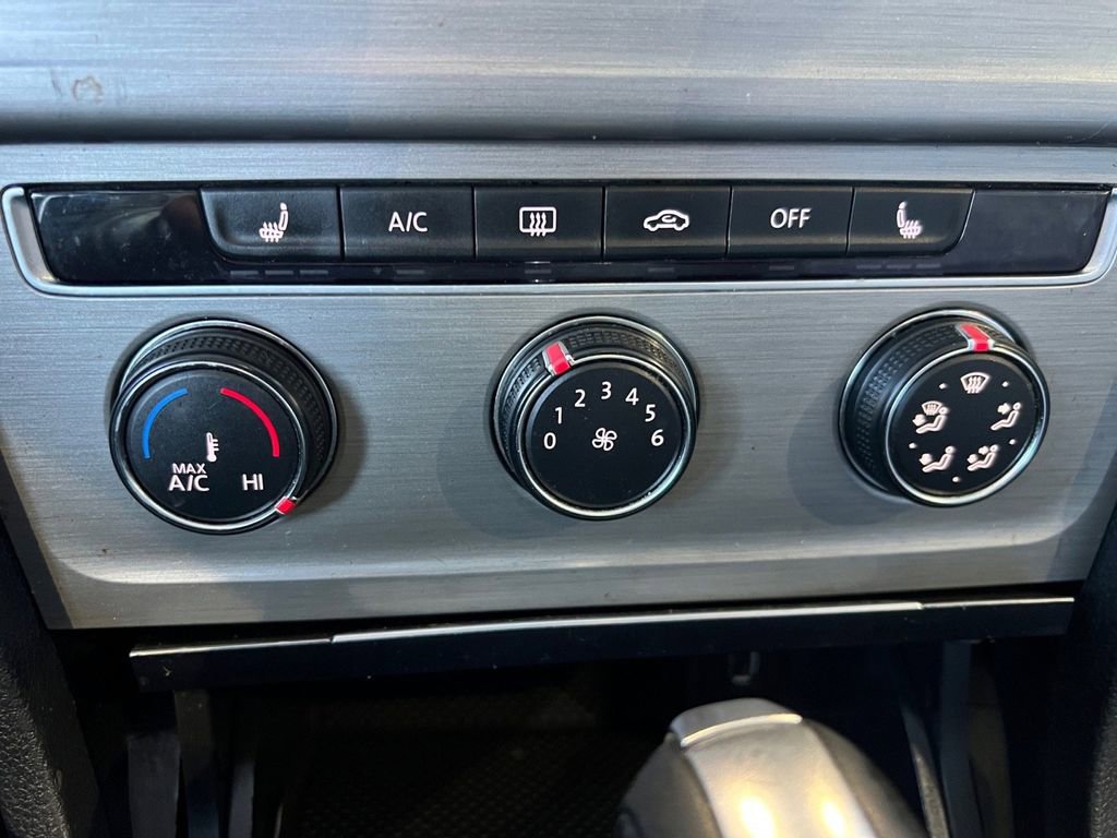 Used 2015 Volkswagen Golf S image 32