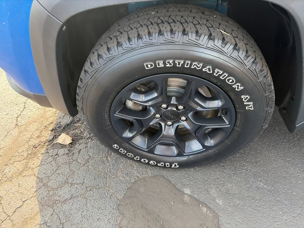Certified 2022 Jeep Cherokee Latitude w/ Sun & Sound Group AWD/4WD image 12