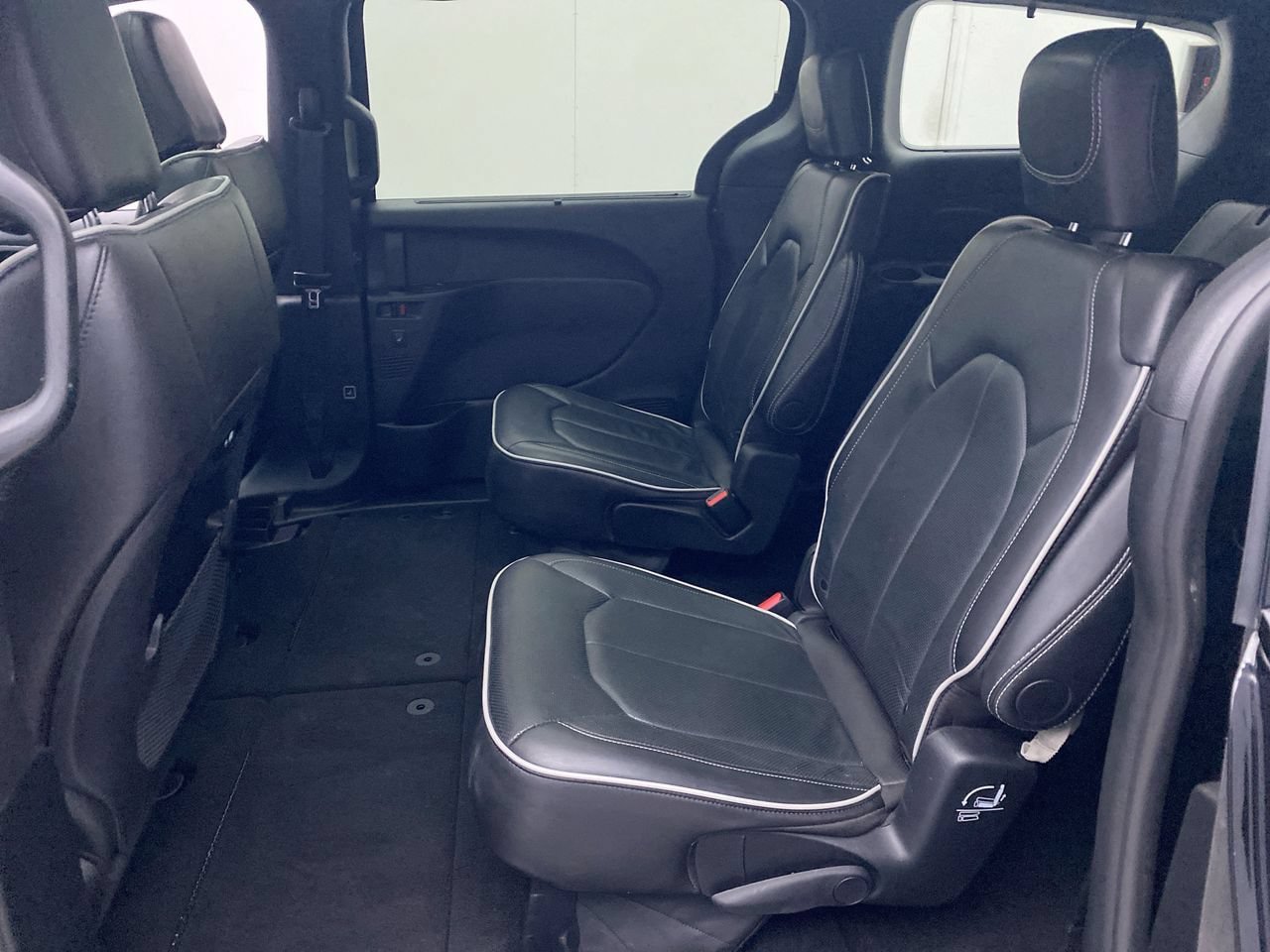 Used 2025 Chrysler Pacifica Limited FWD image 24
